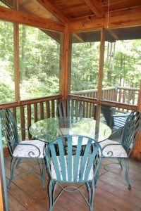 Buckberry Lodge screened dining porch