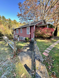 Powers-elev-from-parking-at-road